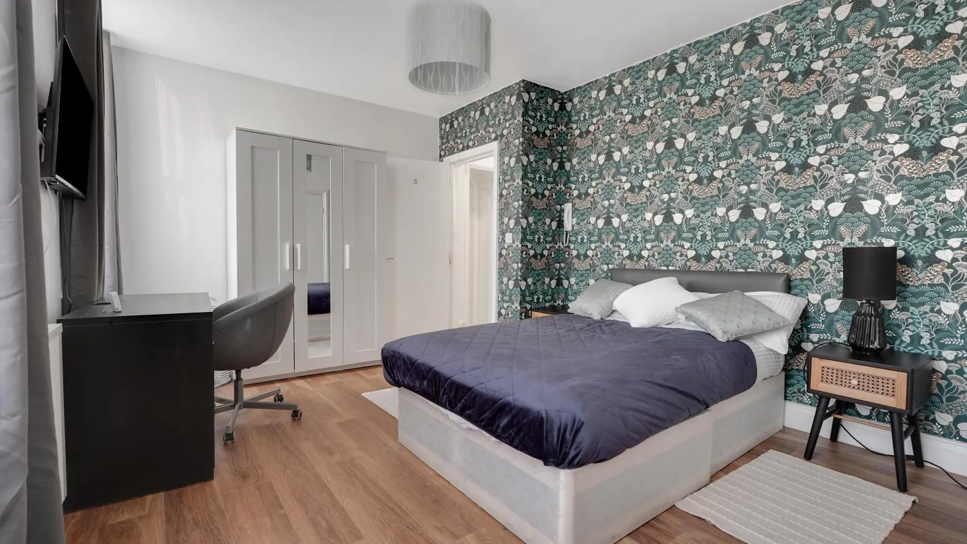 منزل للإقامة Comfy Double En-Suite Room In Barking باركنغ المملكة المتحدة